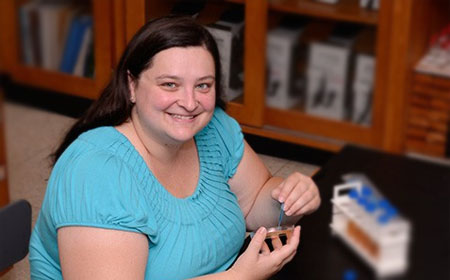 Sarah Mordan-McCombs '03 works in her laboratory. (Photo from Franklin College)